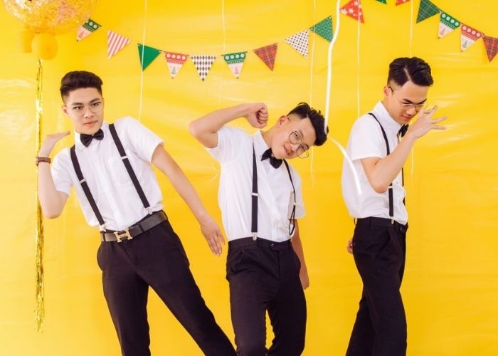 Nam sinh tạo dáng vui nhộn trong buổi chụp kỷ yếu