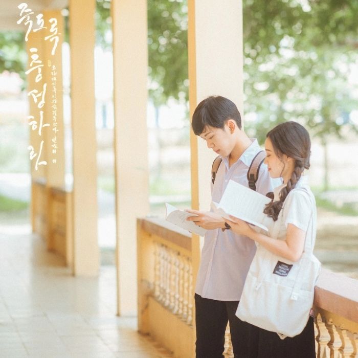 Hình ảnh các bạn học sinh tạo dáng trên hành lang lớp học