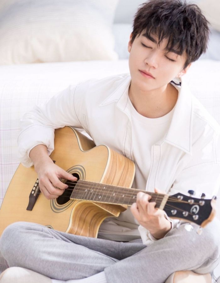 Kiểu tạo dáng lãng từ của nam sinh với đàn guitar