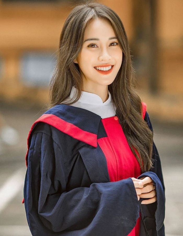 Bức ảnh kỷ yếu tốt nghiệp đại học trong trang phục áo cử nhân