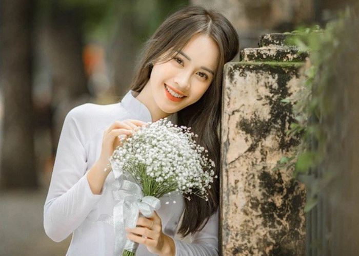 Hoa là phụ kiện được nhiều nữ sinh lựa chọn chụp kỷ yếu đại học