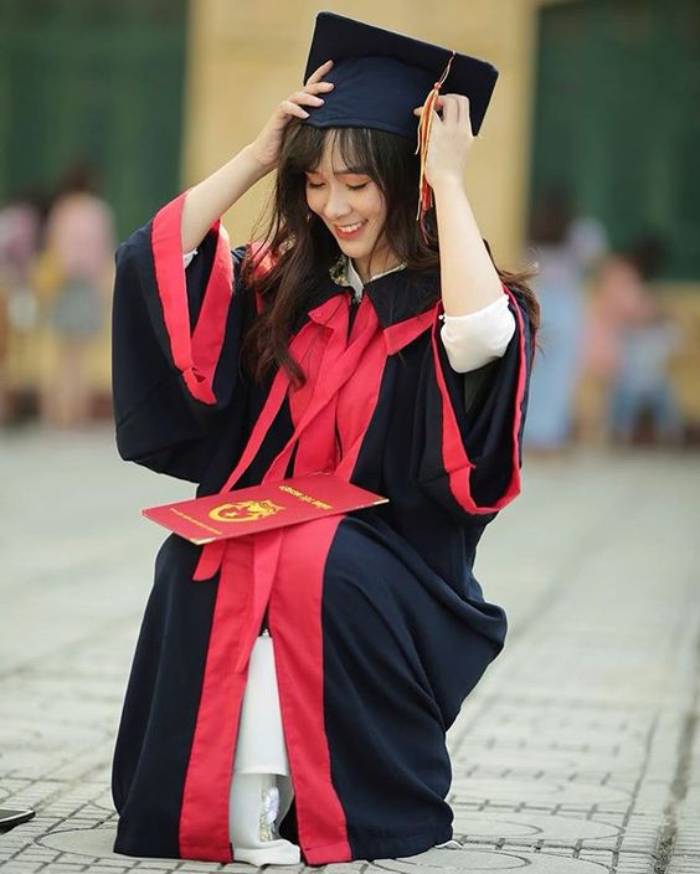 Nữ sinh trung học cơ sở rạng rỡ trong ngày lễ tốt nghiệp