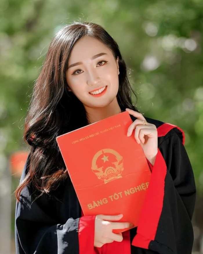 Mẫu áo tốt nghiệp trung học cơ sở thiết kế trẻ trung, năng động