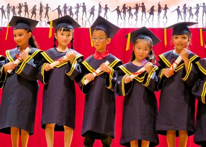 Hình ảnh các bạn nhỏ tự tin khi nhận bằng tốt nghiệp