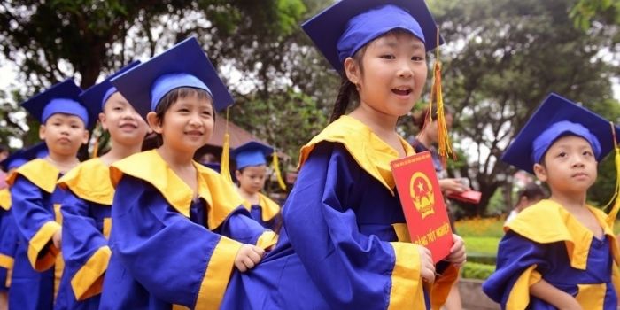 Mẫu áo cử nhân tiểu học sử dụng gam màu xanh chủ đạo