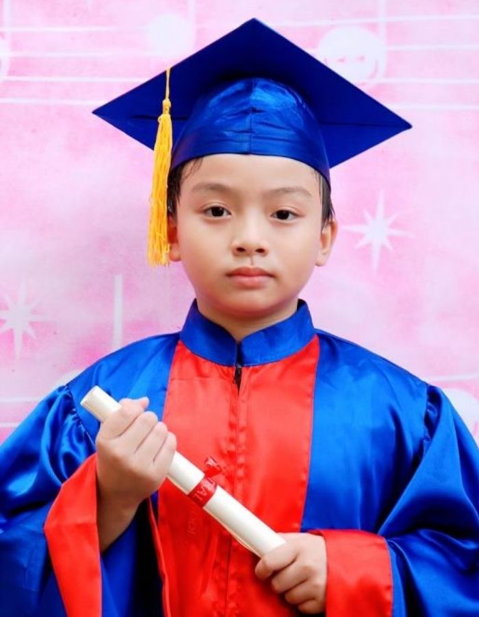 Áo cử nhân tiểu học được thiết kế kiểu dáng truyền thống