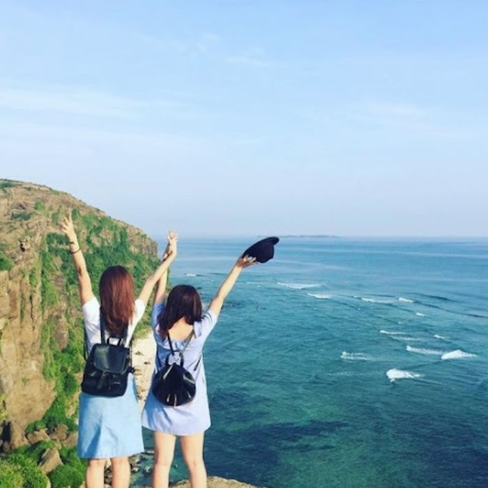 Tạo dáng quay lưng với ống kính giúp bắt trọn khung cảnh thiên nhiên thơ mộng