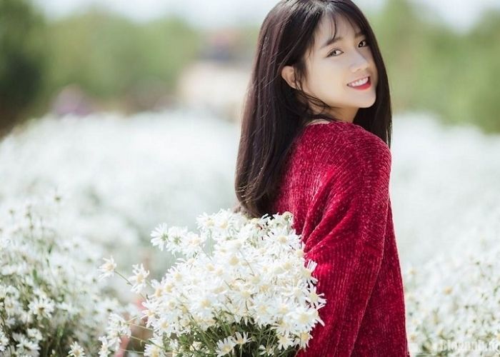 Kiểu tạo dáng quay đầu được nhiều bạn trẻ lựa chọn khi chụp ảnh cuối cấp