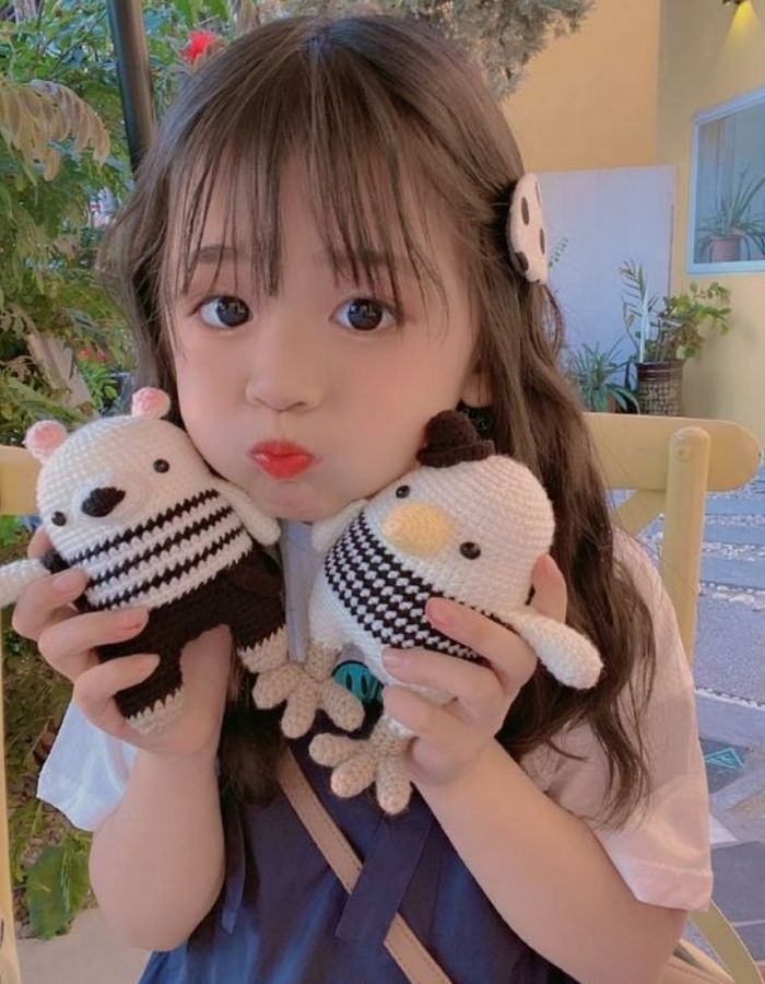 Bé gái dễ thương chụp ảnh kỷ yếu cùng gấu bông