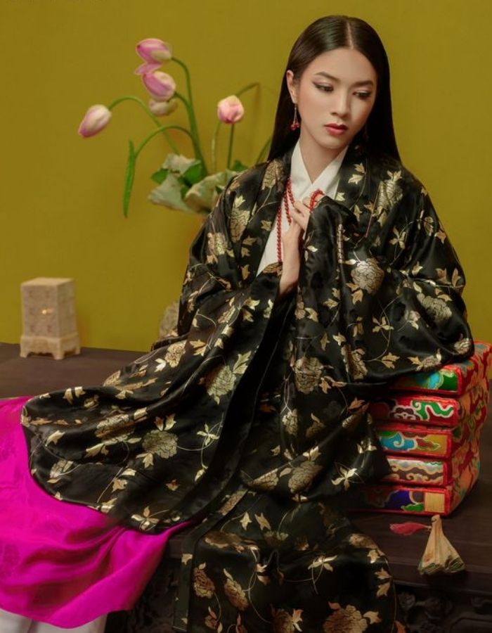 Mẫu áo giao lĩnh được nhiều nữ sinh lựa chọn để chụp ảnh kỷ yếu