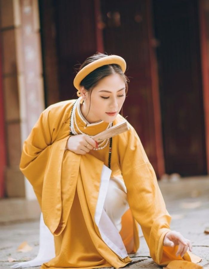 Mẫu áo cổ phục nổi bật với gam màu vàng