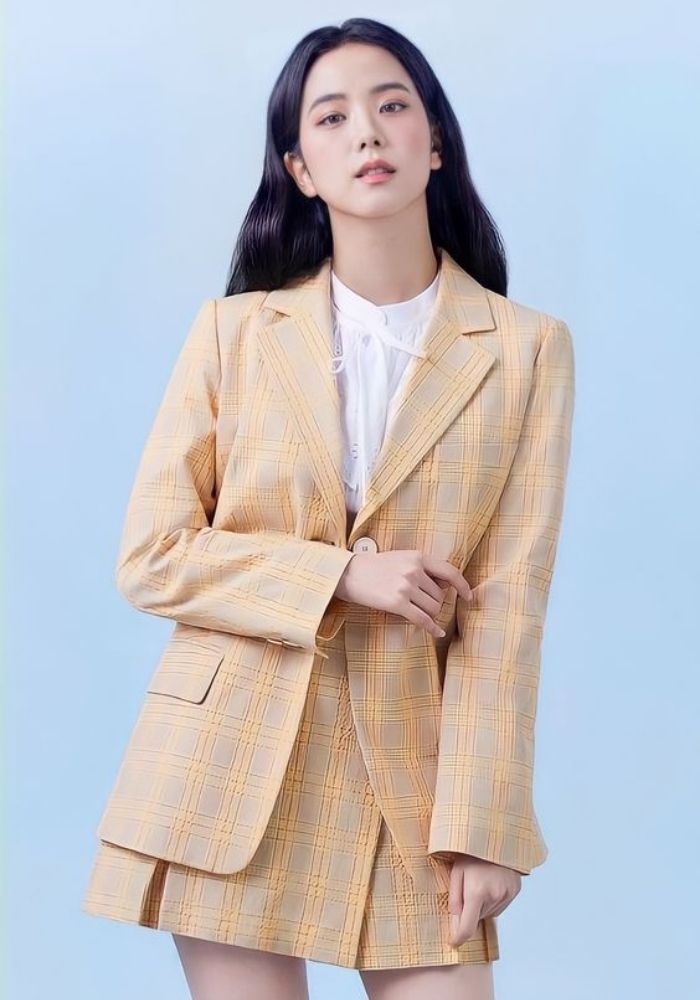 Áo blazer kết hợp váy xếp ly mang phong cách sang trọng, lịch thiệp