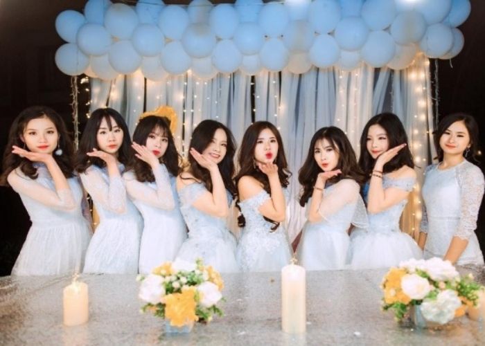Váy trắng là trang phục được nhiều nữ sinh lựa chọn chụp kỷ yếu party