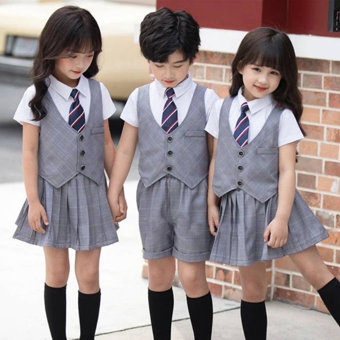 Hình ảnh các bạn nhỏ đáng yêu trong bộ áo gile màu xám