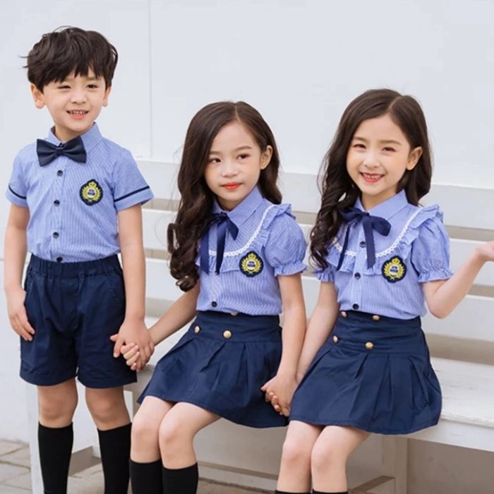 Các bạn nhỏ tự tin trong mẫu áo đồng phục màu xanh thanh lịch