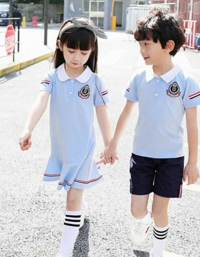 Kiểu váy liền thân màu xanh nhạt được sử dụng rộng rãi