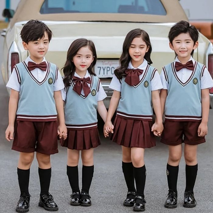 Mẫu áo len kết hợp sơ mi trắng cùng chân váy màu nâu