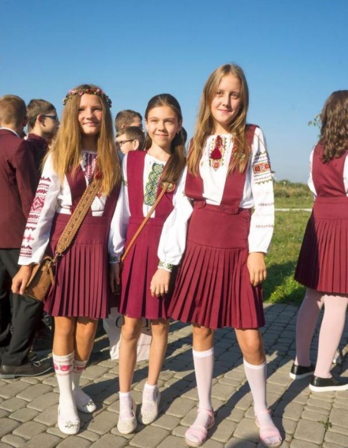 Tông màu đỏ nổi bật của trang phục đất nước Ukraine