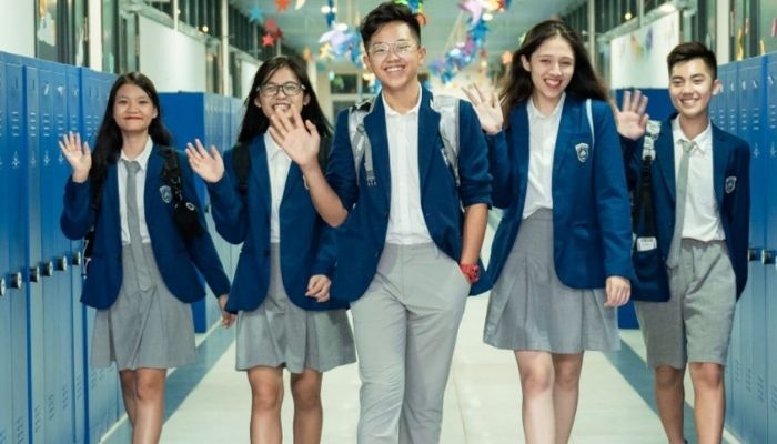 Nữ xinh trong trang phục vest màu xanh ấn tượng
