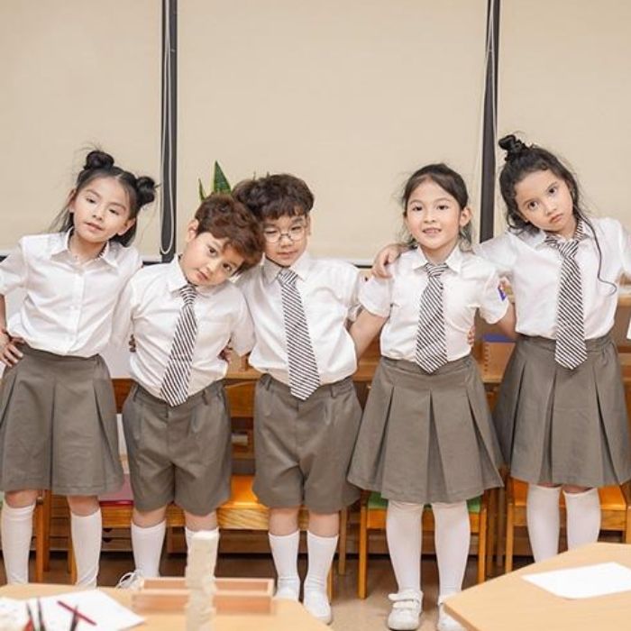 Sự kết hợp giữa áo sơ mi trắng và quần short của học sinh nam