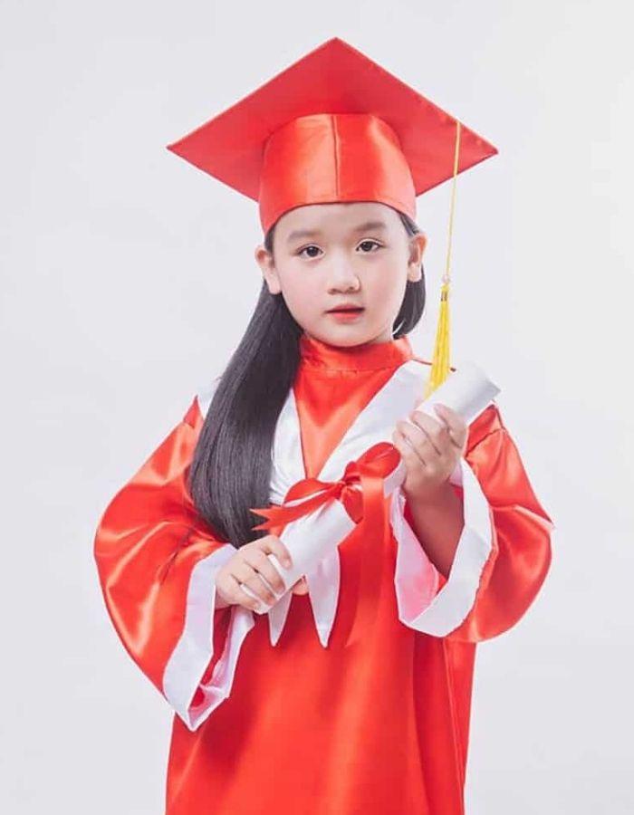 Hình ảnh bộ trang phục tốt nghiệp mầm non màu đỏ