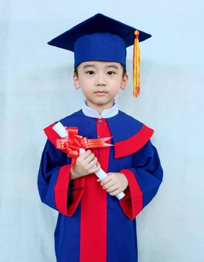 Hình ảnh mẫu áo tốt nghiệp màu xanh dương nổi bật