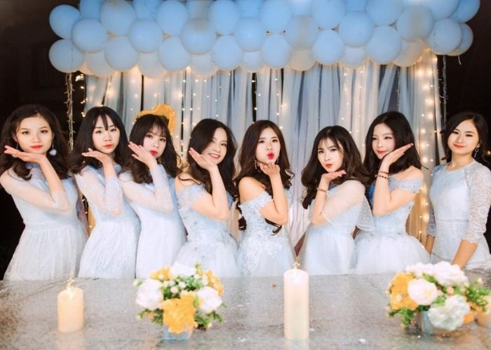 Mẫy váy trắng chụp kỷ yếu party night mang phong cách trẻ trung