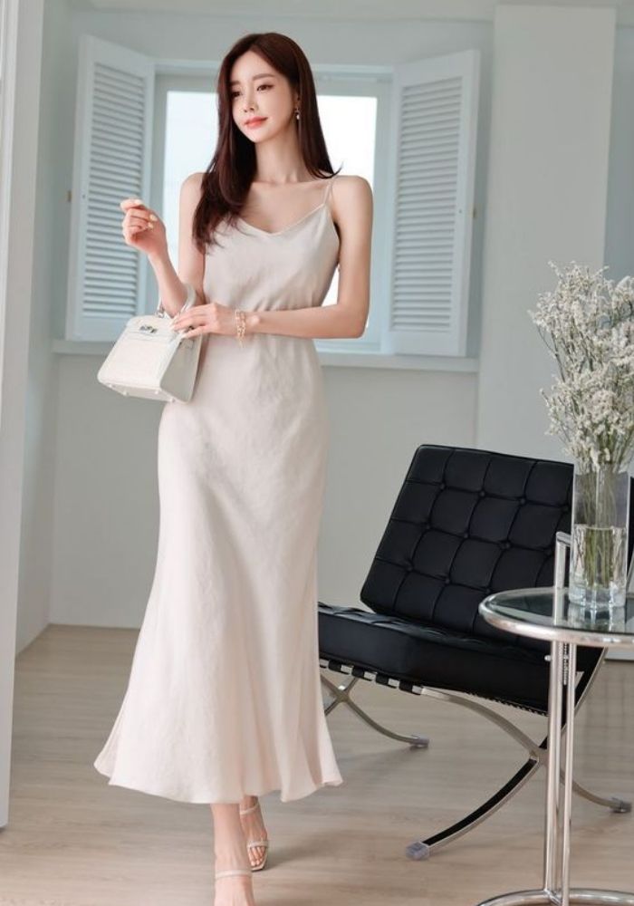 Mẫu váy dây thanh lịch được nhiều cô nàng yêu thích khi dự tiệc đêm