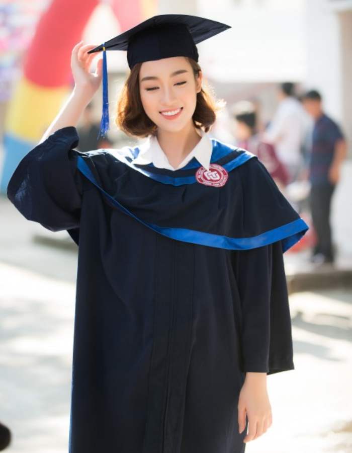 Nữ sinh rạng rỡ trong ngày lễ nhận bằng tốt nghiệp
