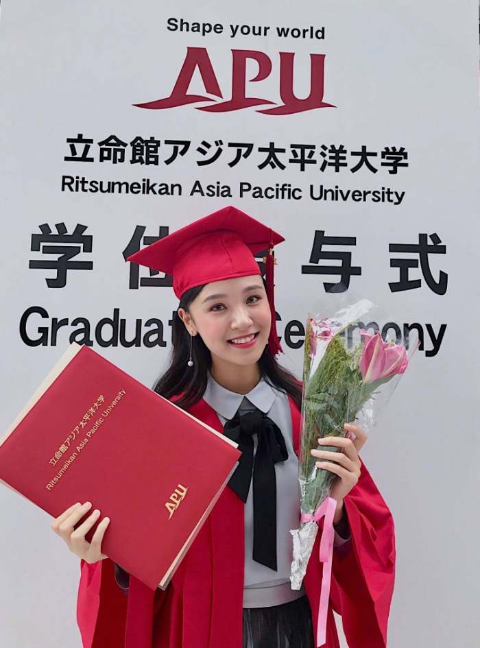 Sắc đỏ nổi bật của chiếc áo cử nhân tại đất nước Nhận Bản