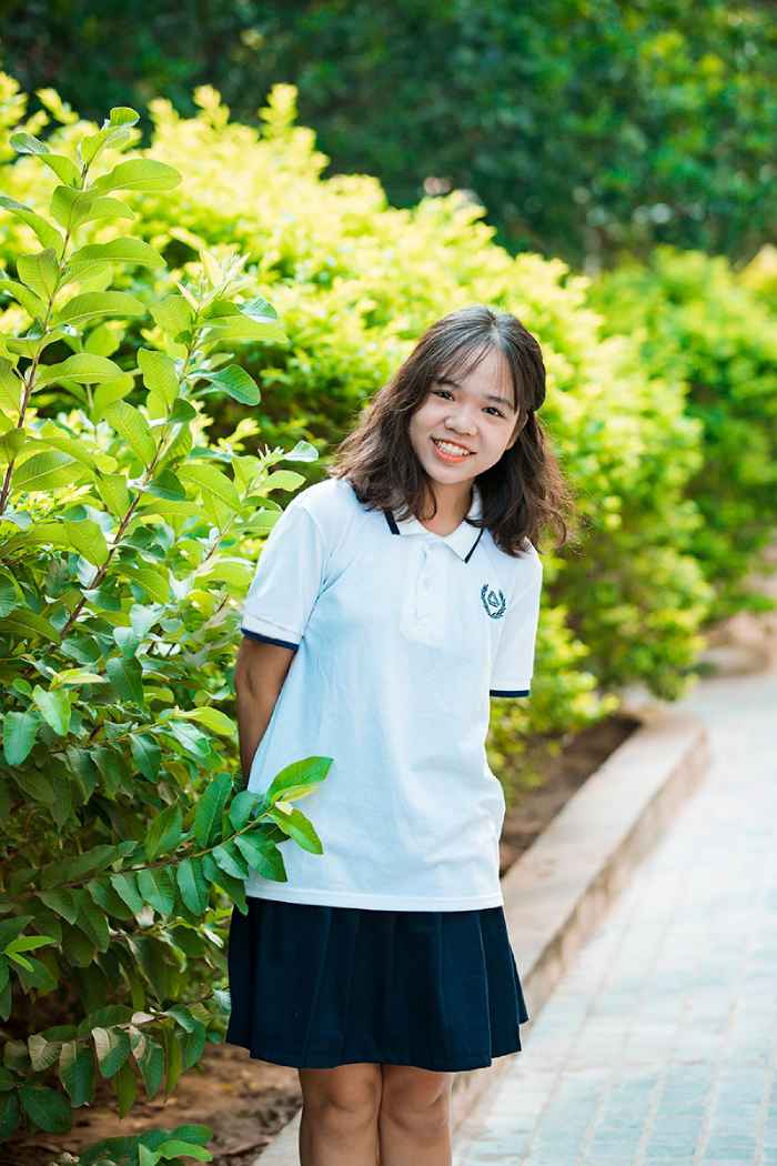 Áo polo trường Lương Thế Vinh sử dụng tông màu trắng