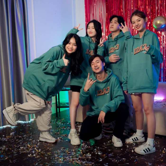 Chiếc áo hoodie với gam màu xanh lá nổi bật