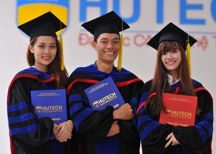 Bộ đồng phục tốt nghiệp thạc sĩ với thiết kế đặc biệt