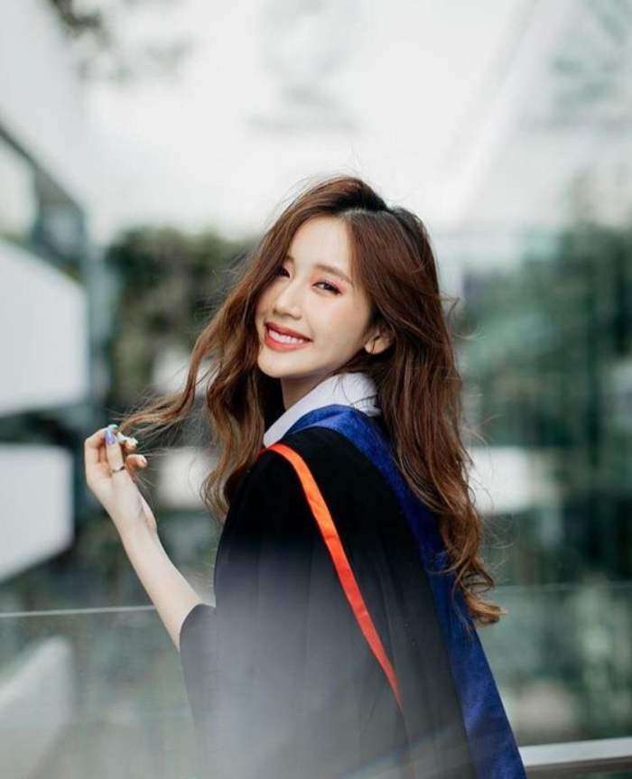 Trang phục tốt nghiệp được thiết kế kiểu dáng hiện đại