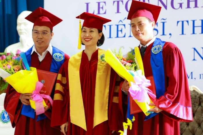 Mẫu áo tốt nghiệp tiến sĩ ngành Luật với 3 vạch màu vàng trên tay áo