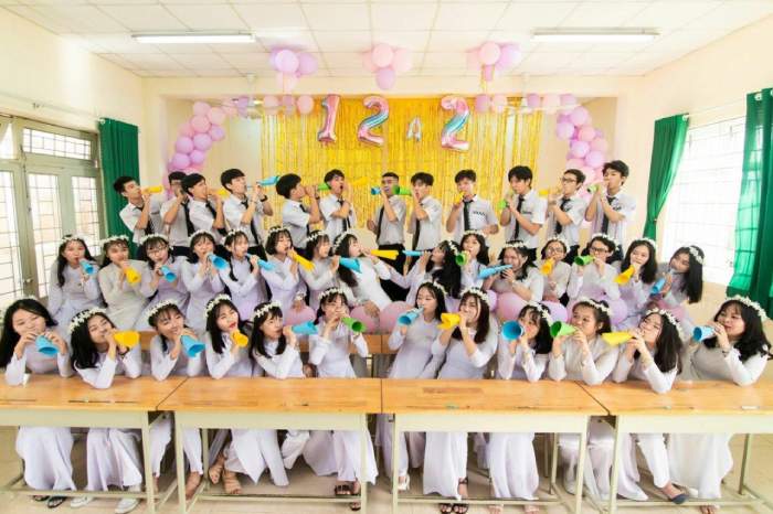 Chụp hình cùng tập thể lớp lưu giữ kỷ niệm tuổi học trò