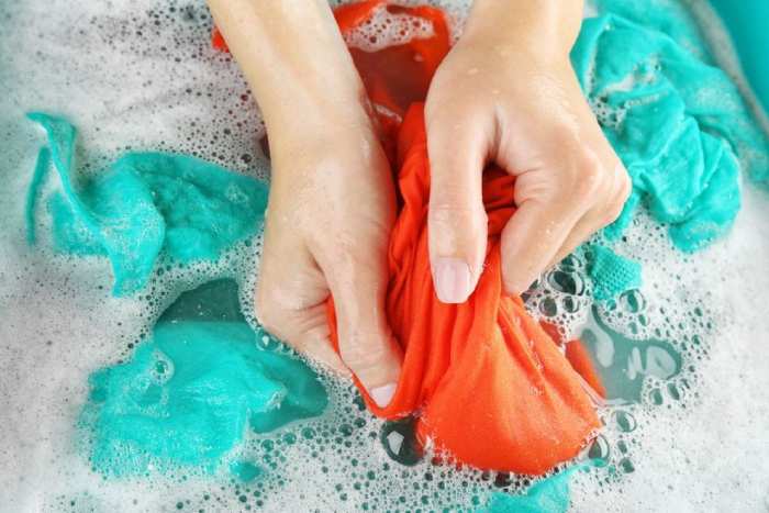 Giặt áo bằng tay tránh tình trạng mất form dáng áo