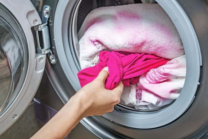 Không giặt áo trắng cùng các loại áo màu khác