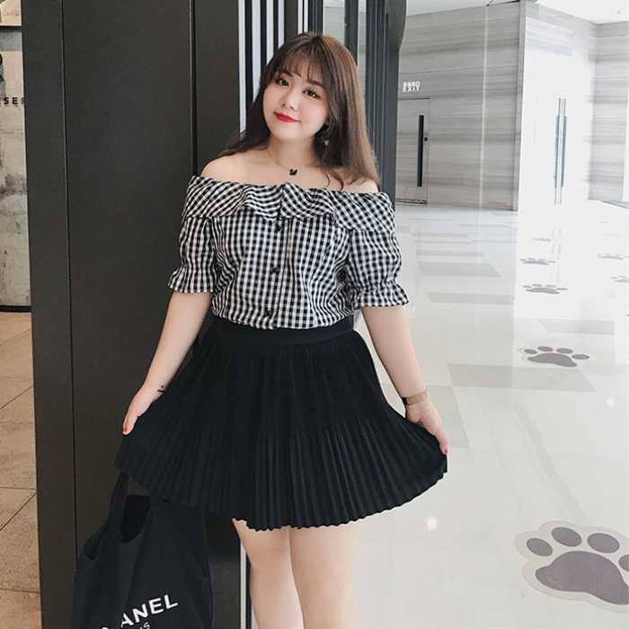 Mẫu đầm trễ vai được nhiều cô nàng sử dụng khi đi biển