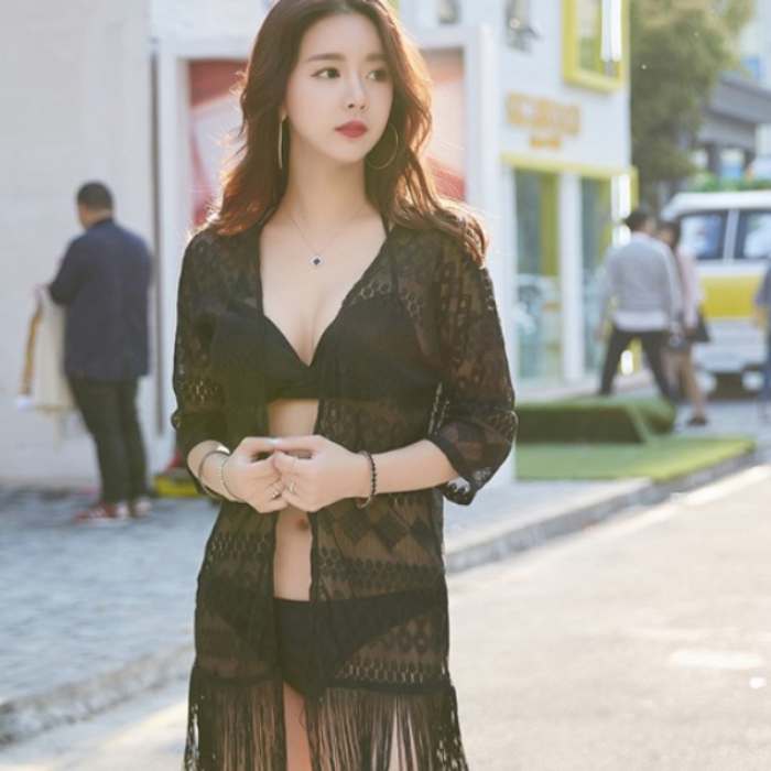 Kết hợp bikini cùng áo khoác ngoài