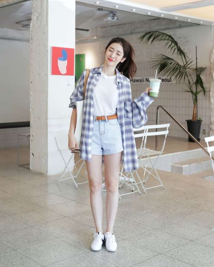 Kết hợp quần short với áo thun cùng áo sơ mi khoác ngoài