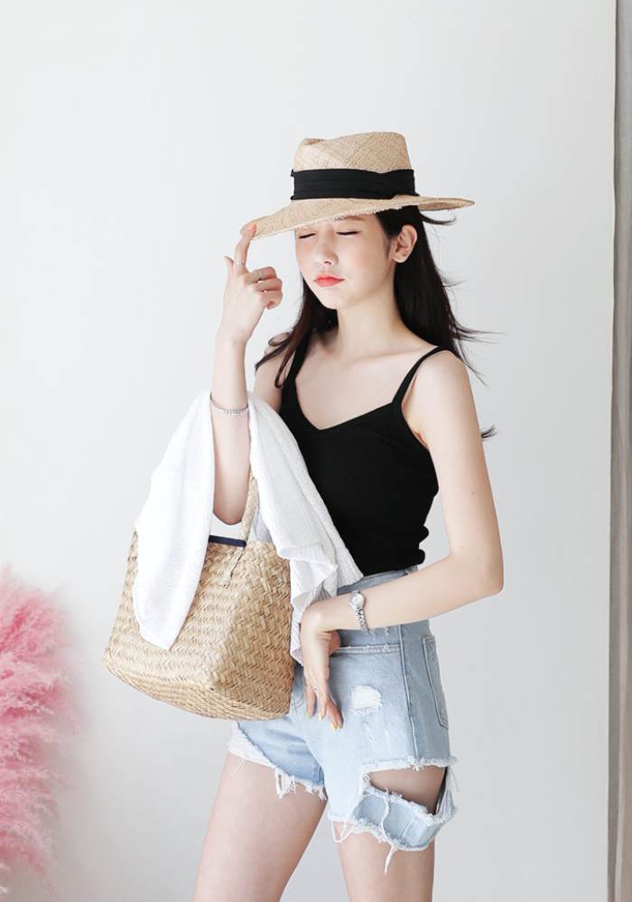 Quần Jeans phối cùng áo 2 dây dành cho những nàng hiện đại