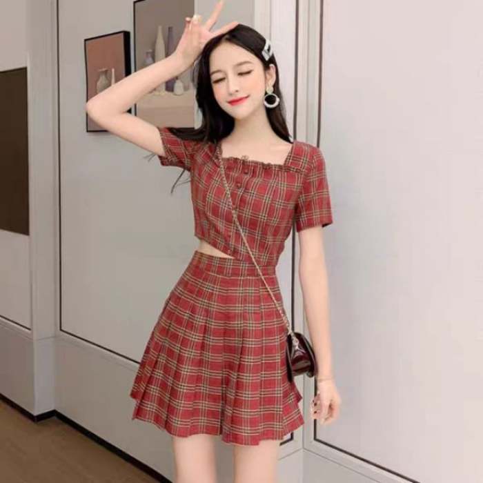 Chân váy chữ A kết hợp áo croptop tăng thêm nét năng động