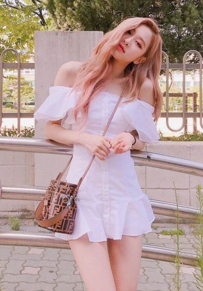 Đầm trắng trễ vai được nhiều bạn nữ lựa chọn cho chuyến đi picnic