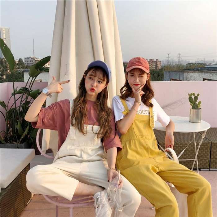 Quần yếm và áo phông là lựa chọn lý tưởng cho buổi picnic