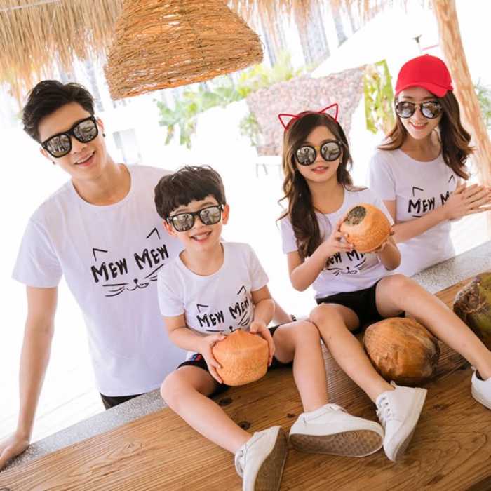 Màu sắc áo tươi sáng, hình in sắc nét