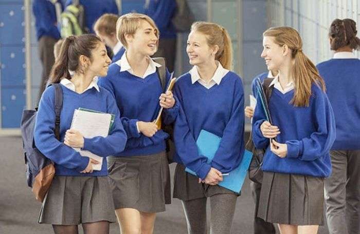 Phối áo len cùng áo sơ mi trắng được nhiều học sinh áp dụng