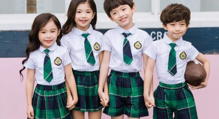Sự kết hợp giữa áo trắng và váy caro xanh