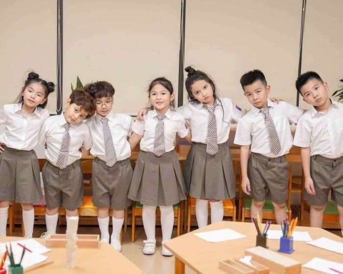 Trang phục sơ mi trắng truyền thống học sinh trường Việt Úc