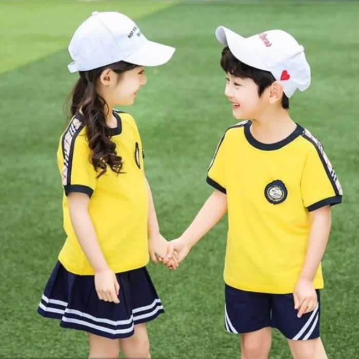 Đồng phục học sinh mẫu giáo thiết kế áo cổ tròn, màu vàng